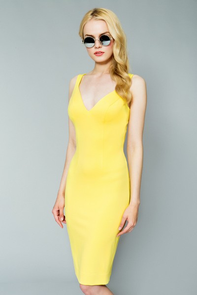 Облегающее желтое платье