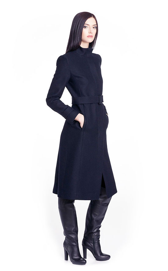 Удлиненное черное пальто с эффектным синим оттенком