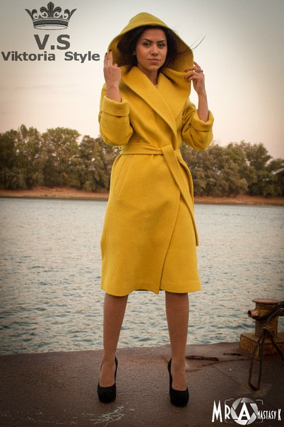 Пальто желтого цвета с капюшоном