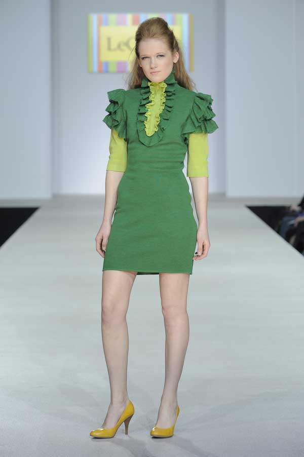 Светло-зеленое трикотажное платье с жабо