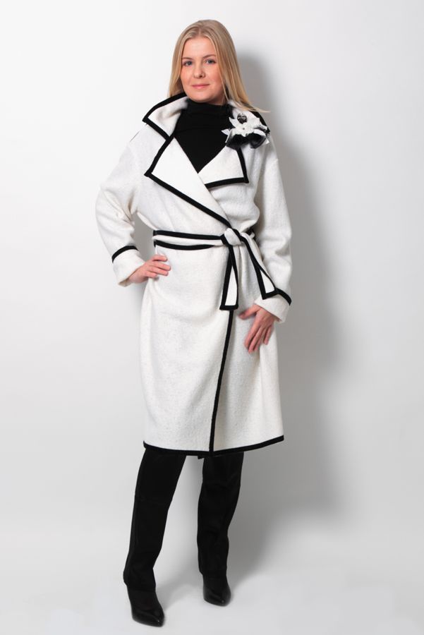 Эффектное белое пальто с бархатным декором