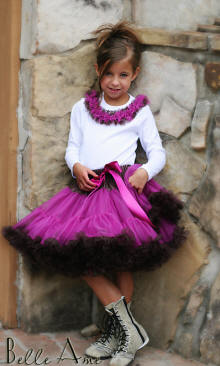 Резинка юбки и пышная оборка по подолу приятного шоколадного цвета, сама юбка малинового цвета