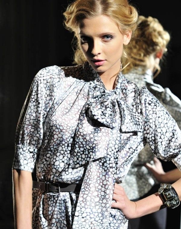 Шелковая блуза с бантом от JANOER