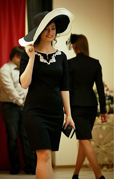 Элегантное черное платье с отделкой итальянским кружевом